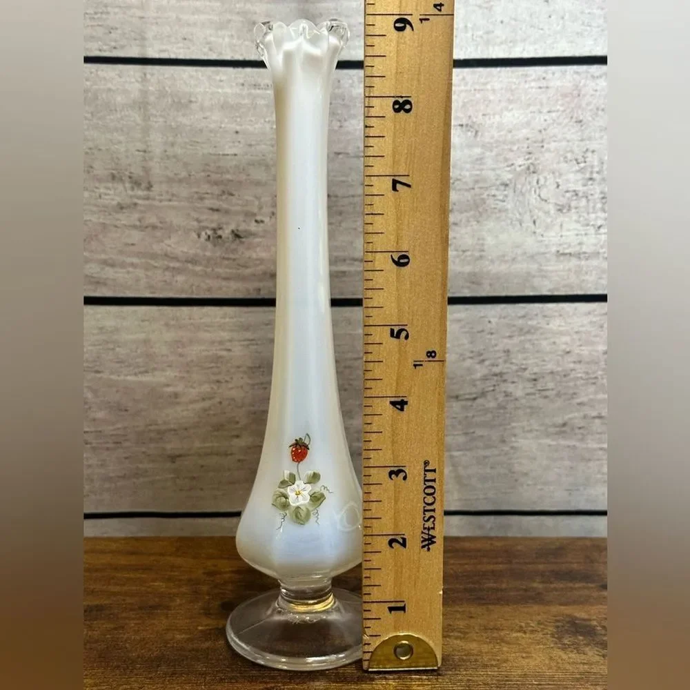 Vintage Fenton‎ Strawberry Bud Vase Hand Painted-Small Signed by Lisa W - Picture 3 of 4